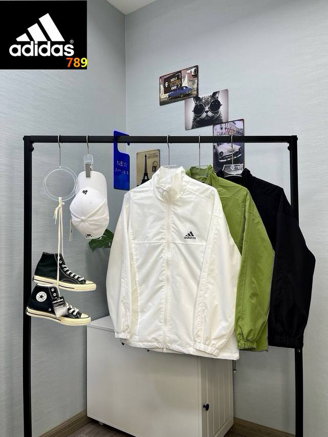 Adidas纯色立领外套 阿迪达斯专柜基础款纯色立领外套夹克，简约时尚大气，经久不衰，版型宽松，舒适透气，抽拉绳下摆设计，自由调节，随便搭配一条运动裤出门，时尚