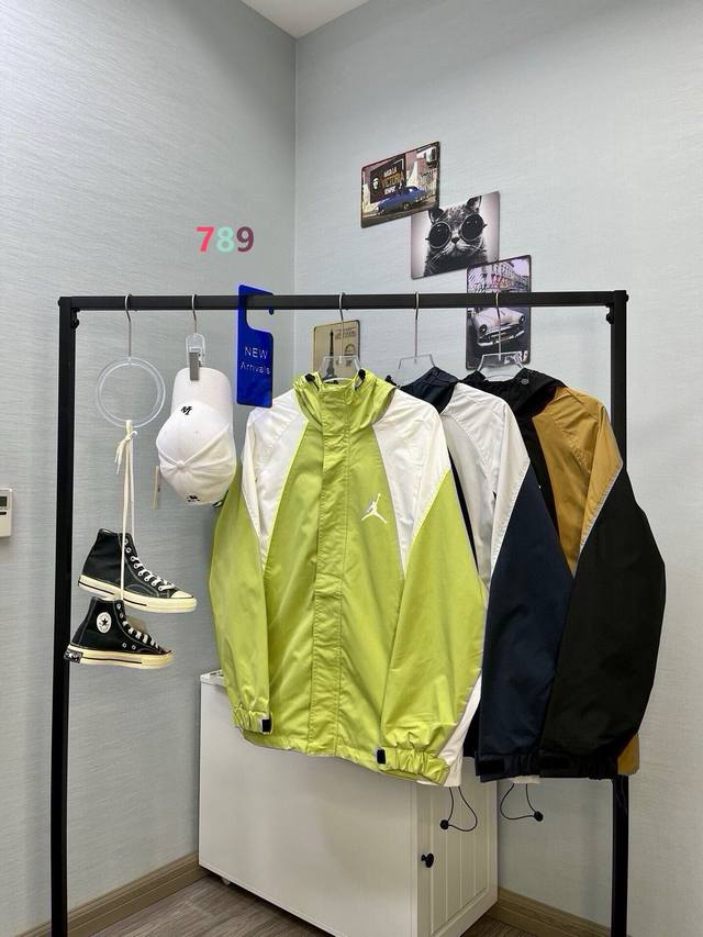 乔丹拼接连帽外套 乔丹Air Jordan拼接连帽夹克外套，街头风十足，版型宽松。柔软舒适，透气吸汗，挺阔有型告别臃肿，选用优质面料，耐磨舒适。闭眼入超级百搭巨