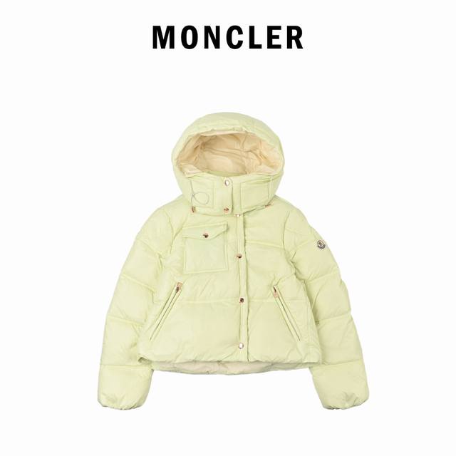 Moncler Erea 2025爆款小泡芙 : 女士方形绗缝连帽短款羽绒夹克外套.特级鹅绒填充.填充超级饱满 Erea羽绒夹克巧妙运用造型和纹理，尽展现代风格