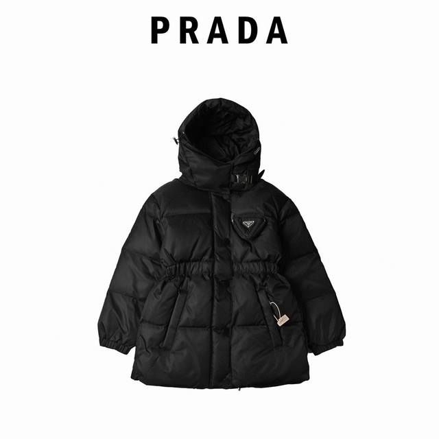Prada 普拉达 Prada防水收腰再生尼龙羽绒服 产品配色：黑色 描述：Prada-短款羽绒服这款羽绒外套采用Re-Nvlon再生尼龙打造，融合现代设计和新