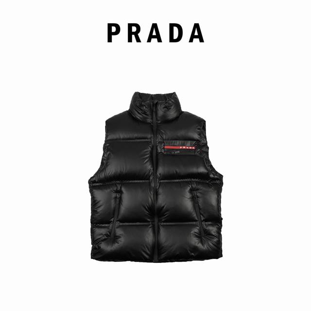 Prada 普拉达 轻薄羽绒马甲 Prada爆款马甲羽绒服难得的好看 此款廓形丰满的羽绒外套采用 Prada Linea Rossa独特的 双层轻质粘合尼龙面料