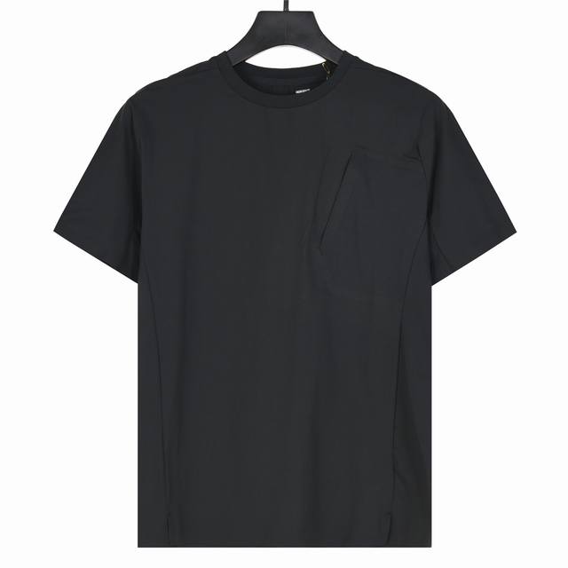 Descente 迪桑特 Dualis 全热封压胶都市通勤透气短袖 轻柔、软弹、速干、透气、防晒、防臭 炫酷工艺，结合面料自带的网眼结构，速干轻薄材质 让衣服整