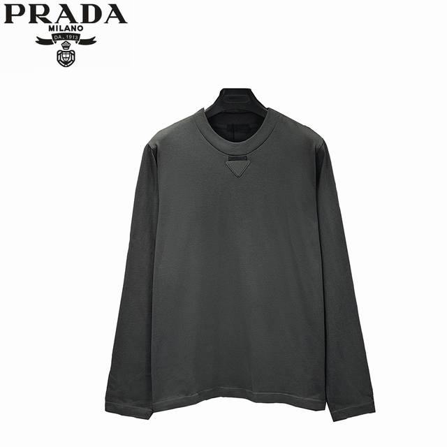 Prada 普拉达 25Fw 暗纹刺绣贴片长袖卫衣 采用21支双纱 300克重面料 进口针织针梳棉进行制作，厚度适中，有垂感又有轮廓型，上身就是一个舒适！！对微