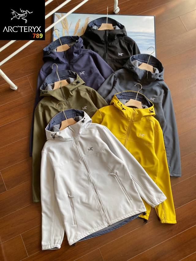 印花款 Arc‘Teryx 始祖鸟冲锋衣春秋款男女同款防水防风运动爬山徒步外套 冲锋衣的作用：抗寒抗风 塑形不显胖 能够有效地阻挡雨水和霜雪的入侵 透气面罩 抽