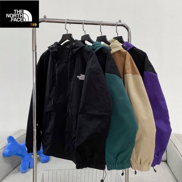 The North Face北面Aw双色专柜爆款拼接冲锋衣 外套情侣款#爆款来袭 采用出口级聚酯纤维加密防风歪布 防水涂层无惧春季雨天气！可调节袖口&连帽细节给