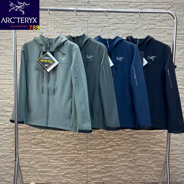 Arc'teryx 始祖鸟25Ss秋季新款刺绣户外软壳抓绒冲锋衣外套！ 这批货贸易公司那边说是走日本的订单！数量不多几百件！首先这款衣服款式属于高定版的软壳冲锋