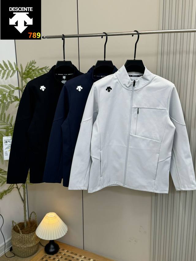 Descente 迪桑特 秋季新款休闲户外立领运动外套夹克 透气款，修身、健身跑步夹克外套！高端男士运动休闲针织立领外套，采用立体剪裁，经典版型，非常简约实穿！