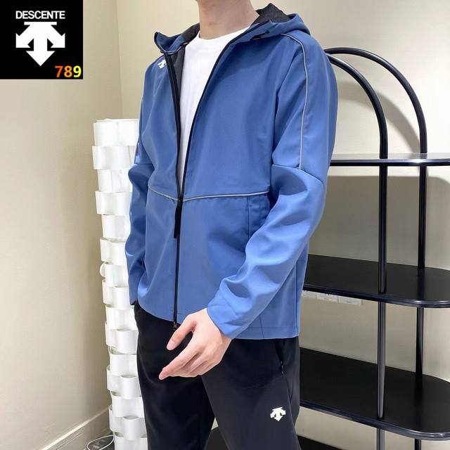 Descente 迪桑特夹克今年的新品，第一波给家人安排上了！同步于柜上，适中的厚度给秋季带来保暖和舒适性！超有颜值！ 双层防湿防风的材质，锁温排湿，轻量保暖！