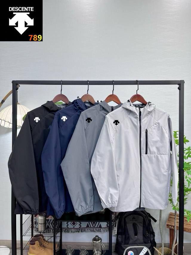 迪桑特户外冲锋衣外套 Descente迪桑特连帽百搭机能防风冲锋衣连帽外套夹克，宽松显瘦，高品质，搭配防水拉链，帽绳有注塑调节扣可随意调节，穿着方便，Wang炸