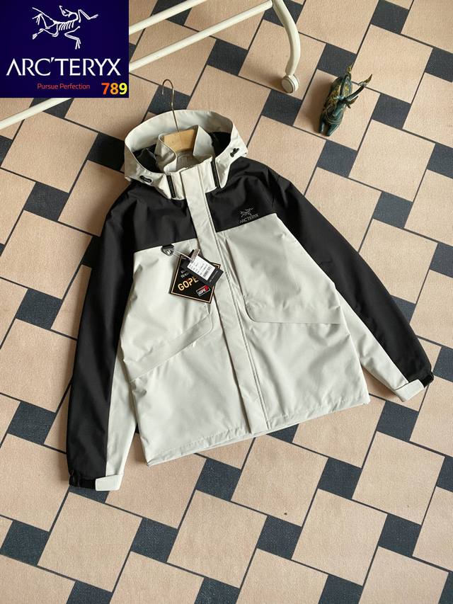 Arc’Teryx始祖鸟三防拼接户外冲锋衣外套 防水帽子可拆卸多口袋拉链 今年爆款 设计感满满 每个登山徒步者的心中，都有一座高山去征服。但并不是每个人都有机会