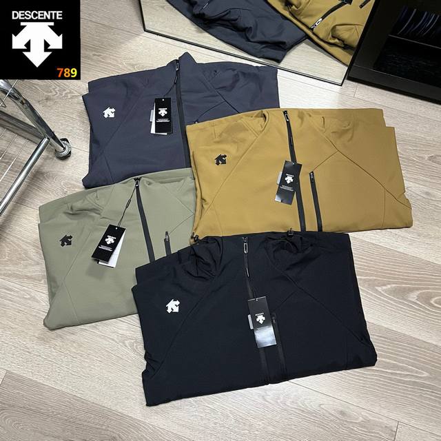 2025秋冬新款Descente迪桑特四色连帽抓绒软壳情侣夹克外套 专业户外梭织软壳材质有弹性，抗风耐脏抗皱 内里加厚复合抓绒 版型立体 两侧隐形插袋设计，轻松