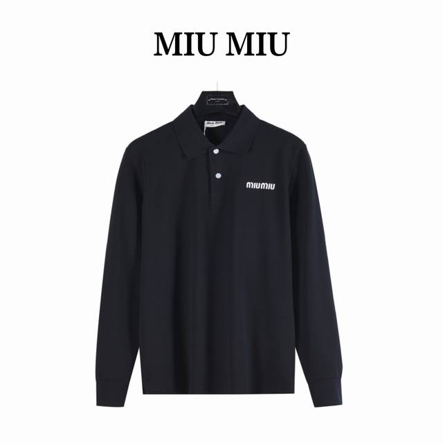 Miumiu 缪缪Mm 经典小标刺绣长袖Polo衫 采用定制面料。添加杜邦公司Sorona 索罗娜 材料，亲肤性好、长效抗菌、防螨，更耐洗，棉线经过反复处理，移