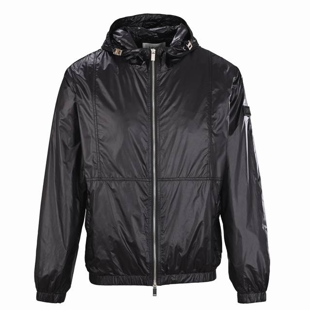 Dior迪奥Cd 袖标提花丝绸连帽夹克外套 按照原样开发40D 30F 梭织锦纶圆孔布料防水都做到和原样一致，有亮光。里布为人丝里布，上身清爽舒适。 帽子弹簧扣