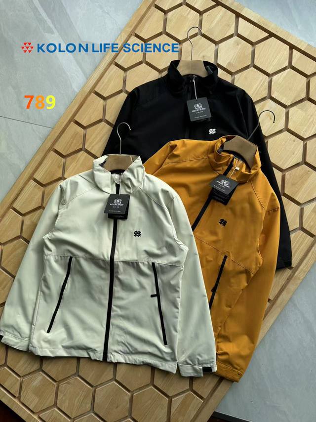 Kolon Sort可隆户外软壳立领夹克外套 防泼水休闲男士防风徒步外套！ 软壳夹克外套，具有优异的防风，防泼水功能，穿着舒适自如。 胸前经典Logo，更显高端