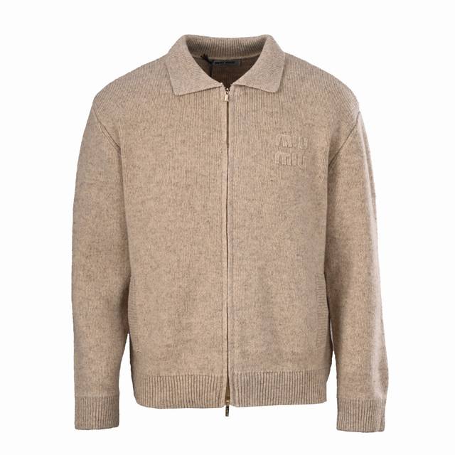 Miu Miu缪缪Mm 绵羊毛拉链开衫外套 本款式是一件比较厚实、可以作为开衫穿着的外套，而非贴身的薄款针织衫。版型可能偏向宽松或短款，更具时尚感。采用100%