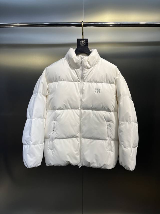 Mlb纽约洋基队 虞书欣同款男女情侣短款羽绒服 众多明星私服 纯色系短款百搭又时髦拍照 更容易凹出秋冬的氛围感 采用国标90%白鸭绒，独家使用同步羽绒， 同步面