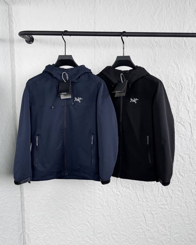 供 Arc’Teryx始祖鸟2025秋季新品软壳冲锋衣连帽防风防泼水夹克外套 采用Mammutsoftech Tm弹性软壳面料，内里轻盈保温 上身Yyds！ 原