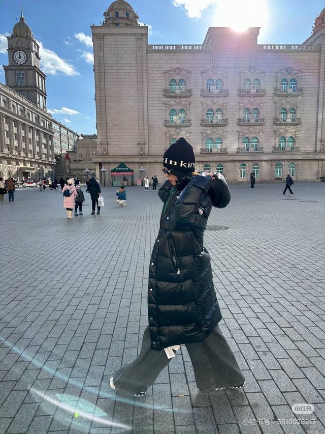 真白鸭绒90绒 配专柜防尘袋20 蒙口Moncler 长款连帽羽绒服外套 Hanoverian长款羽绒夹克采用Nylon Laqué面料制成，搭配实用细节设计，