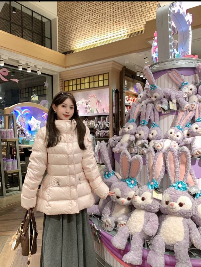 真90白鸭绒 Moncler蒙口小蛮腰连帽羽绒服 配专柜防尘袋20 Moncler2025新Barante女士短款连帽羽绒收腰外套 巨显瘦收腰款羽绒服，采用尼龙