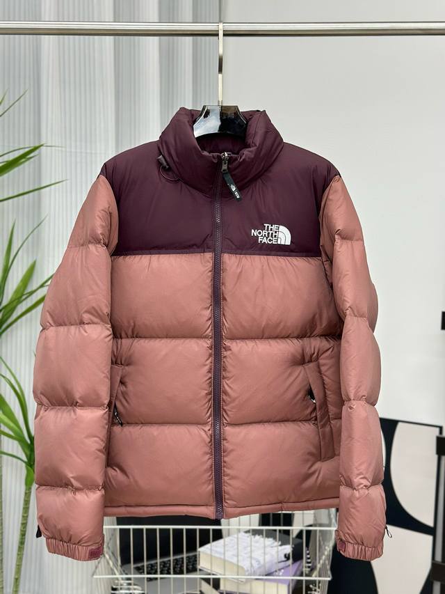 九色齐发 ｜北面1996 Nuptse 经典款 北面羽绒服 黑色最大到3Xl 码数：Xs S M L Xl Xxl 的字面含义为山的最寒冷、最艰难一面。它也是