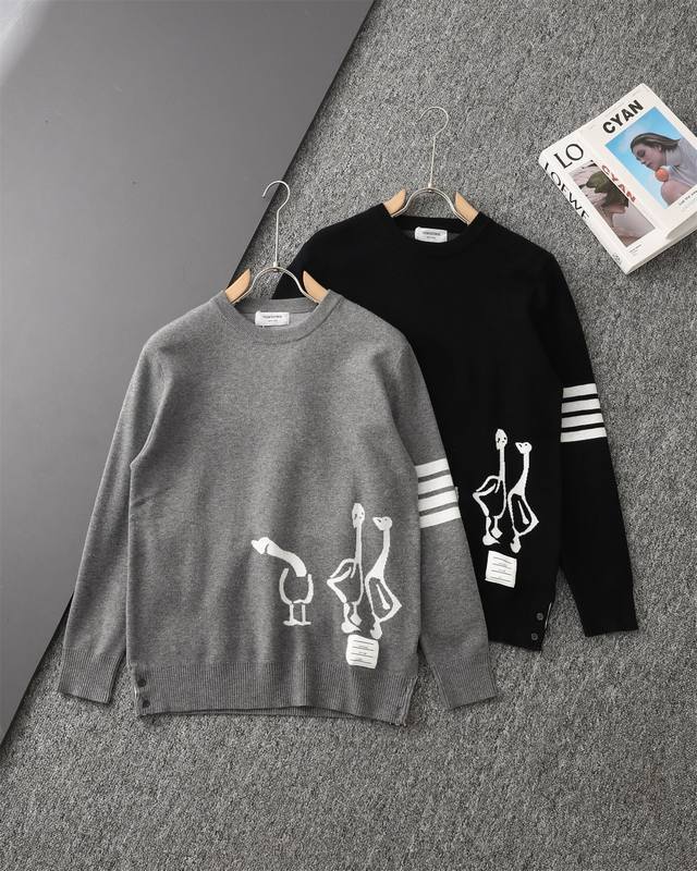 原单贸易正品 Thom Browne 汤姆布朗Tb四条杠大鹅嵌花圆领羊毛衫！ 2025Fw专柜官网同款，美国贸易公司正品订单！ 工艺：采用16针德国斯托尔针织提