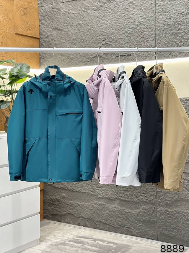 供 迪桑特三合一外壳硬核防护 滴水成珠 荷叶式拒水 高效透气，摆脱黏腻不适 升级面料，柔软绒面循环升温倍感温暖 防刮耐磨面料 双向拉链 可拆卸衣帽 多种颜色可选