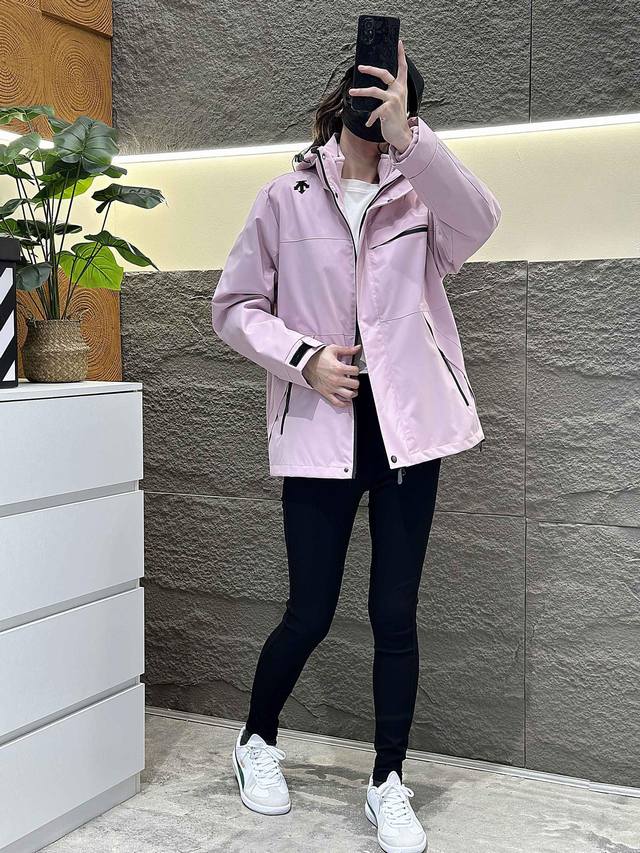 供 迪桑特三合一外壳硬核防护 滴水成珠 荷叶式拒水 高效透气，摆脱黏腻不适 升级面料，柔软绒面循环升温倍感温暖 防刮耐磨面料 双向拉链 可拆卸衣帽 多种颜色可选