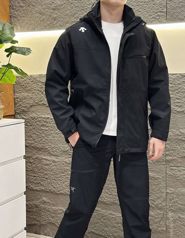 供 迪桑特三合一外壳硬核防护 滴水成珠 荷叶式拒水 高效透气，摆脱黏腻不适 升级面料，柔软绒面循环升温倍感温暖 防刮耐磨面料 双向拉链 可拆卸衣帽 多种颜色可选