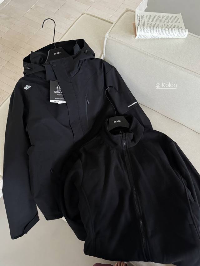 供 可隆防水三合一外套 一衣三穿，男女同款，极具性价比，24年绝对的爆款！ 外壳与内胆皆可单穿或组合穿搭，适应多种户外环境 外壳使用2L防水面料，内里压胶处理，