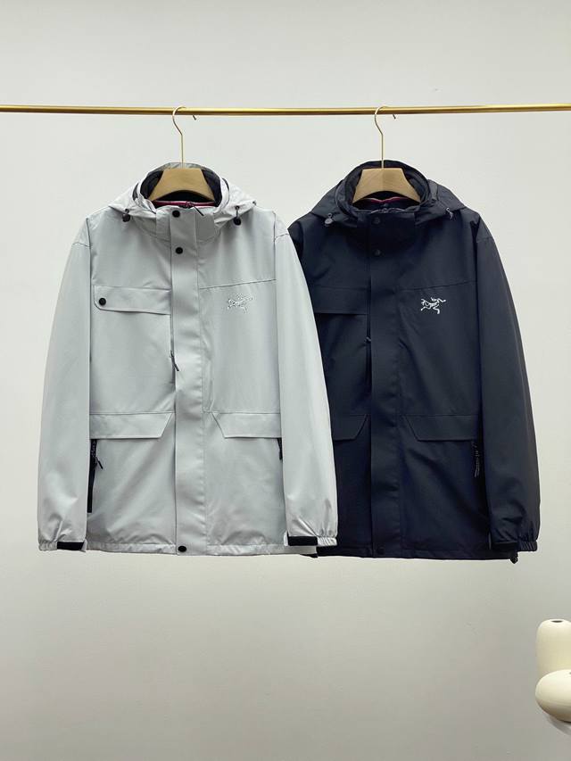 供 始祖鸟鸟工装拼接内搭摇粒绒三合一冲锋衣 黑色 岩灰 M-3Xl 为你的户外之旅保驾护航。 这款冲锋衣，以精湛的工艺和卓越的设计，展现出无与伦比的品质。门禁处