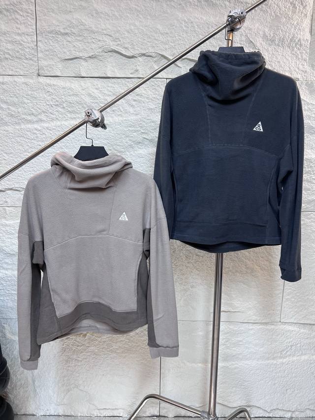 现货即发 Acg Wolf Tree 经典刺绣连帽卫衣 男女同款 为秋冬日常穿搭打造的这款Acg Wolf Tree 连帽卫衣，从面料到细节均延续原厂品质标准，