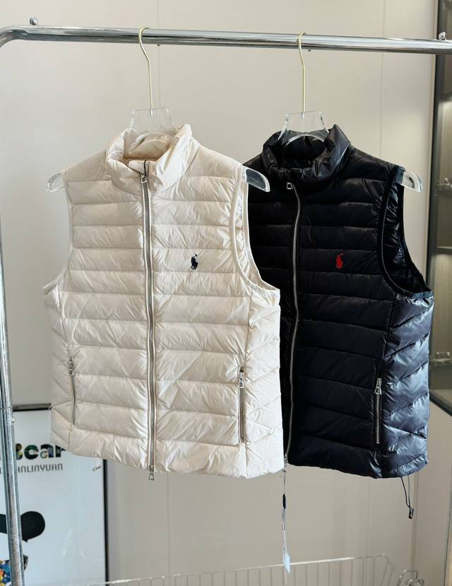 价格P： 品名：Ralph Laur*N 拉夫战马刺绣轻薄羽绒棉马甲 尺码：M.L 颜色：杏色 黑色 秋冬的衣橱怎么少的了马甲， 马甲好精致感，非常养眼的存在，