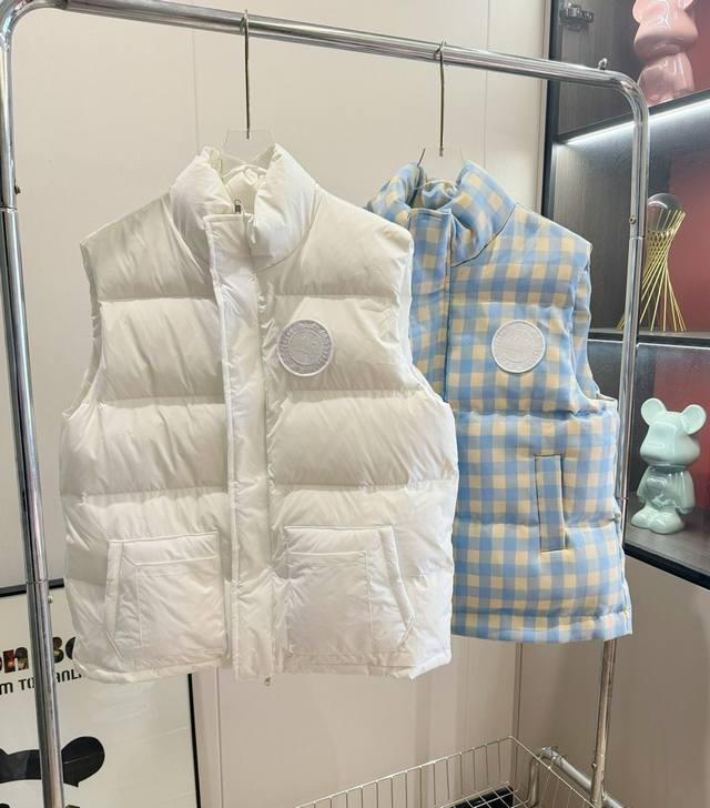 价格P： 品名：Canada Goos* 加拿大鹅徽标立领羽绒马甲 尺码：M.L 颜色：白色 蓝格 一入冬，大街上就基本是深色系的主场了，所以我反而更偏爱这种能