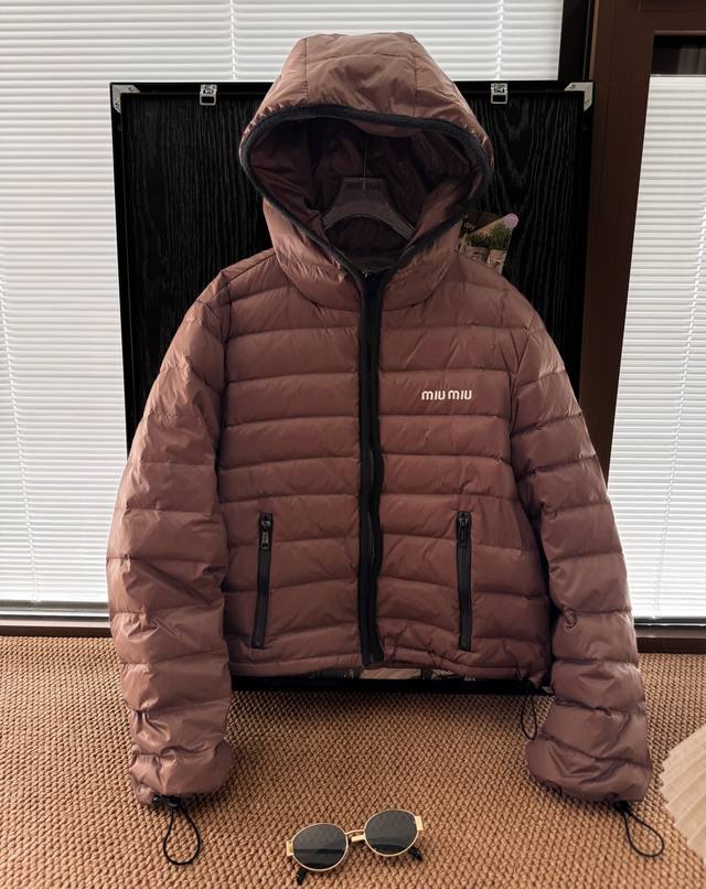 价格P： 品名：* 新款徽标排骨轻薄羽绒服外套 尺码：M.L 颜色：深咖色 拒绝臃肿，从轻量保暖开始，解锁属于你的秋冬时尚公式～原来排骨羽绒服这么好穿！好显瘦啊