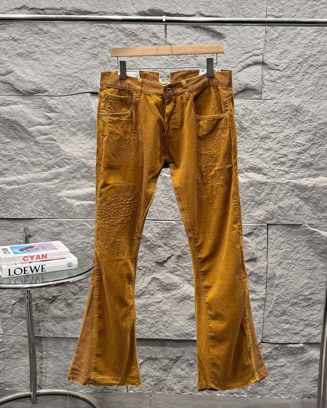 Gallery Dept.水洗拉链破坏 微喇灯芯绒修身裤 Gallery Department成立于2018年，是一家总部位于洛杉矶的复古品牌。该品牌的重点是升