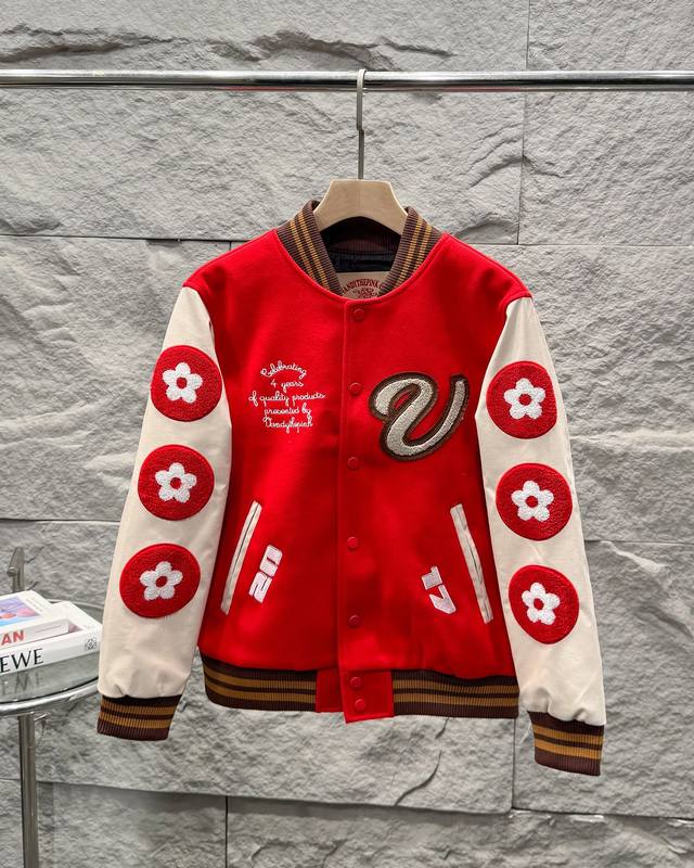 欧阳娜娜同款 Vandy The Pink趣味红色汉堡图案刺绣拼接棒球服 面料定做700G毛呢面料，行线里布也选用高密的。市面拿到容易崩线，我们这个扯不烂，走线