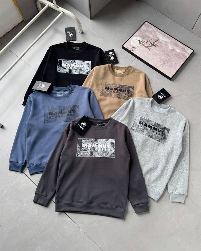 银狐绒# 猛犸象秋冬新款圆领加绒卫衣 高克重纯棉加绒面料 银狐绒绒 不掉绒不掉绒不掉绒，经典大标印花，无需担心脱落，防风保暖首选内搭卫衣，外穿也非常舒适休闲，上