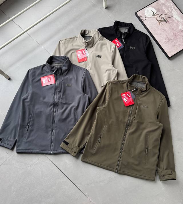 海丽汉森25年新款户外男士立领加绒软壳冲锋衣夹克！ 这款软壳冲锋衣无论是版型还是工艺，一看就不是那种普通货色！整体是户外山系风的定位！既能满足与我们日常、运动、