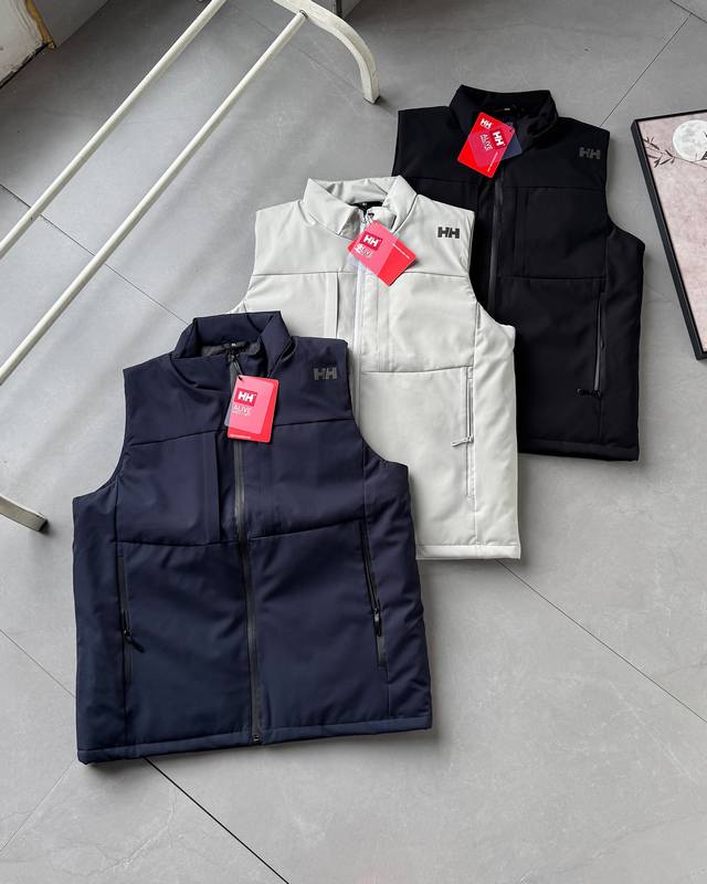 海丽汉森25秋冬季高品质情侣款棉衣马甲！ 户外运动立领宽松无袖棉马甲背心。这款马甲背心，采用舒适面料，户外、运动、休闲、居家都非常適合。 这款立领户外休闲防水防