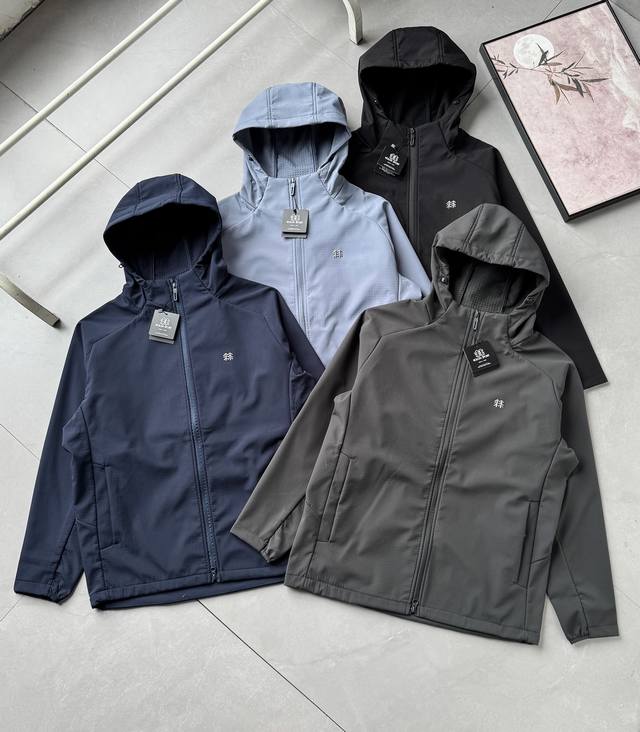 可隆25年秋冬新品，户外情侣款连帽加绒软壳冲锋衣夹克！ 这款软壳冲锋衣无论是版型还是工艺，一看就不是那种普通货色！整体是户外山系风的定位！既能满足与我们日常、运