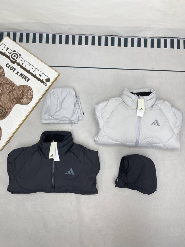 Adidas阿迪达斯冬季专柜同款600蓬 防水面料保暖连帽羽绒服男女同款 版型偏大，卡码拍小！ 货号：Jg5928 所有系列都是原版拆解开发，刺绣Logo，填充