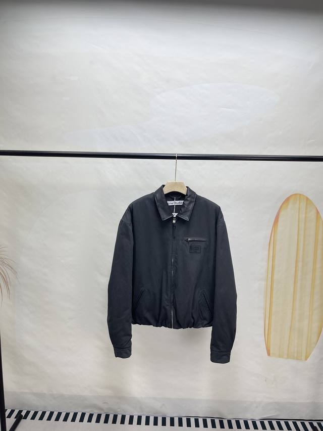 Acne Studios Ss25 巴恩风皮领徽标落肩长袖飞行员夹克棉服外套 男女同款 原版购入开发 定制面料 水洗做旧复古工艺 短款版型修饰腿长，复古灰色调有
