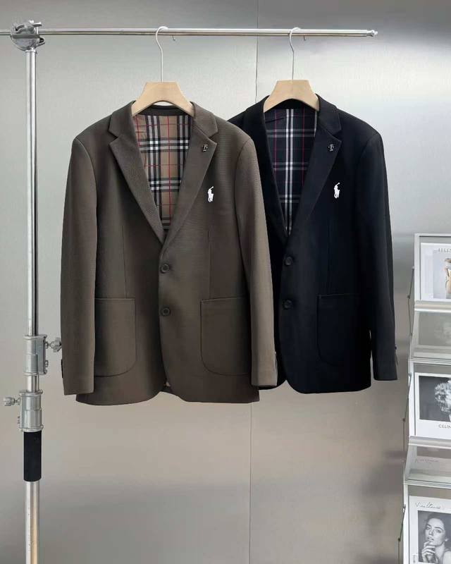 拉夫劳伦 Polo高级成衣 2025秋冬新品 经典商务时装羊绒西装， 两粒扣商务休闲西装领很帅气设计， 气场强大显得精气神十足。 完美立体剪裁立体口袋设计 定制