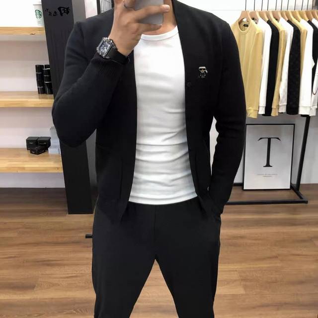 Fendi 芬迪小老佛爷系列25冬季男士时尚休闲V领开衫针织毛衣！美国专柜款，国内无售，某宝上就几家代购在售！ %特定进口棉纱 手感超级好，重点是很亲肤舒适，非