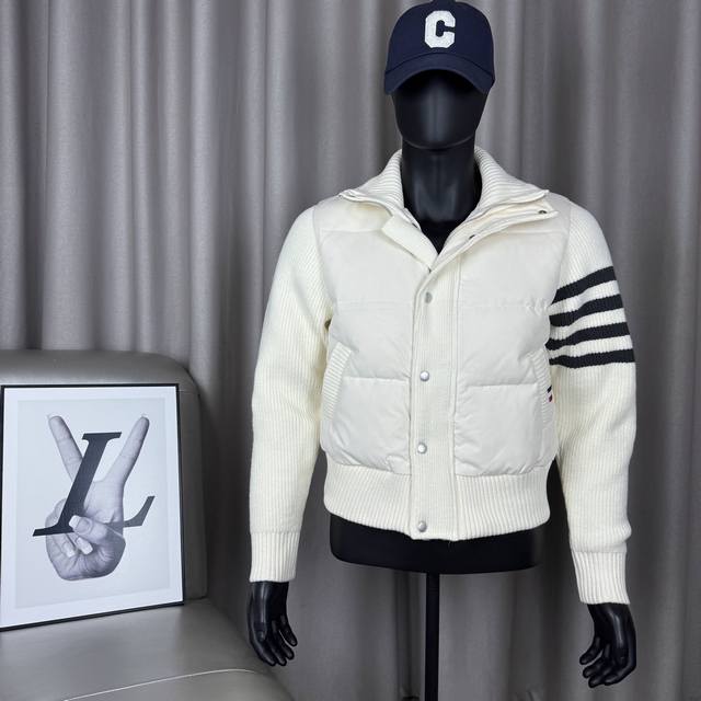 供 独家臻品 汤姆布朗Tb四条杠立领羊毛针织拼接羽绒服翻领短款夹克外套男女同款 -全套1:1定制辅料定制三标Yuan版吊牌Logo包装袋 -面料采用90%白鸭绒