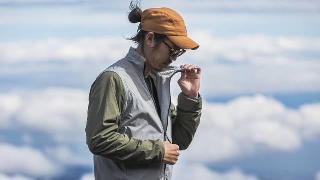 山之道立领拼色加绒超轻冲锋衣 核心面料与保暖：外层为尼龙2合1防水防风面料，能抵御雨雪与寒风；内层填充Polartec Alpha绒 非普通绒布 ，保暖性强且透