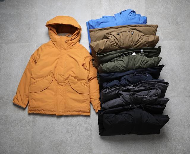 Nanamica 7色中长款羽绒服 品牌与热度：日潮顶奢品牌代表作，每年必爆的长青款，兼具潮流认可度与耐用性；提供7色可选，满足多样穿搭偏好。 核心防护与保暖：