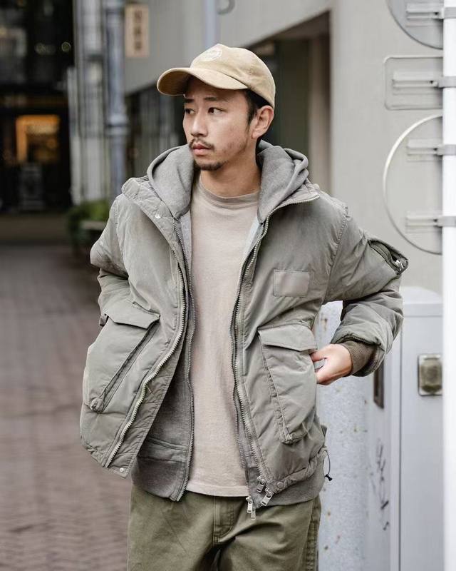 Nonnative 经典款3M棉服 核心面料与填充：采用Goretex 2层复合面料，搭配带绒感质地，触感舒适保暖性能可靠，应对微凉天气无压力。 版型与细节：正