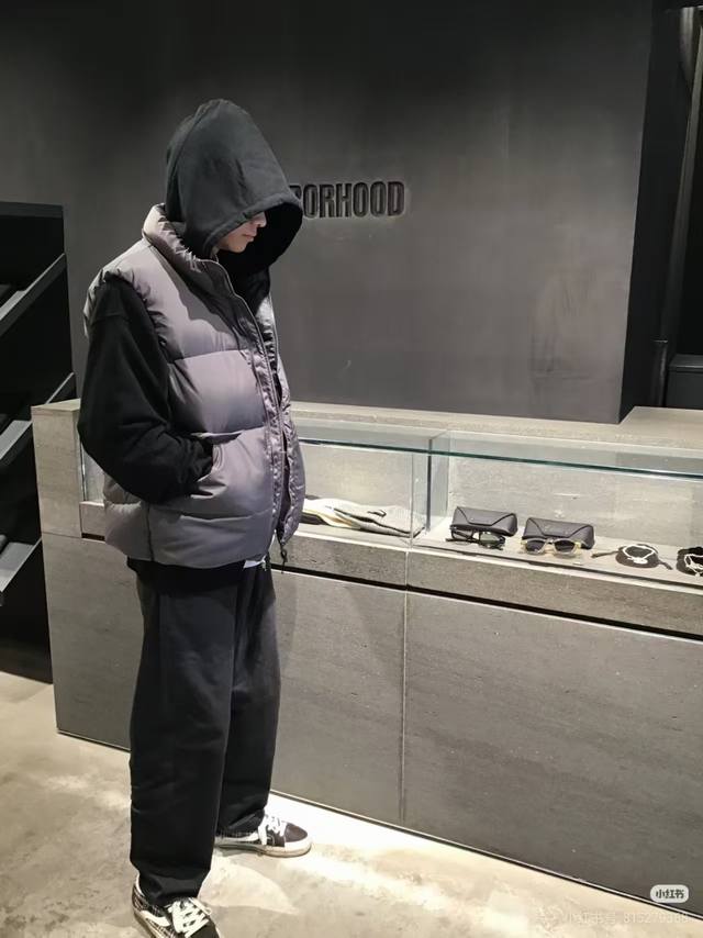 Nbhd经典厚实羽绒马甲 核心面料与填充：采用尼龙格子防泼水面料，有效抵御轻雨溅落；内里填充85%真鸭绒，充绒量达150-180克，绝非绒丝，蓬松饱满，保暖性能