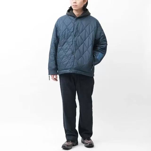 N.Hoolywood军事线绗棉服 核心面料：采用高密度尼龙防泼水面料，有效抵御轻雨溅落；内里加绒设计，搭配P棉填充，兼顾防风与保暖，适配多样天气。 尺码参数：